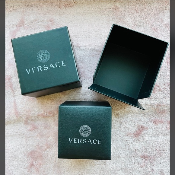Versace jewelry leather black box. - Picture 3 of 4